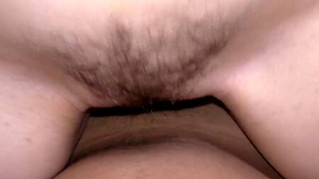 Вздумал трахнуть спящую подружку с большой жопой в волосатую пизду