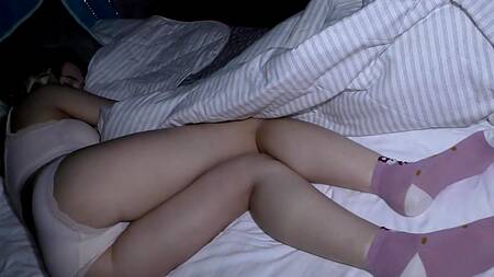 Вздумал трахнуть спящую подружку с большой жопой в волосатую пизду