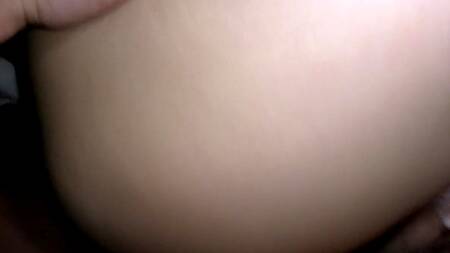 Вздумал трахнуть спящую подружку с большой жопой в волосатую пизду