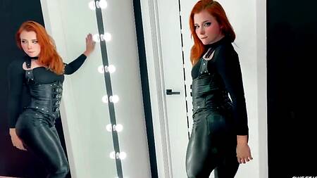 Рыжая бестия в кожаном прикиде напрашивается на жесткий секс раком
