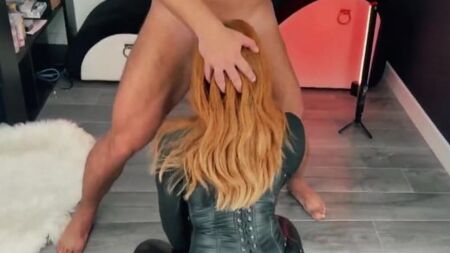 Рыжая бестия в кожаном прикиде напрашивается на жесткий секс раком