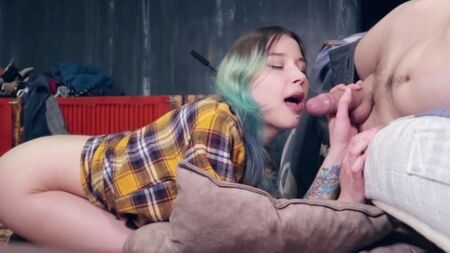 Возбужденная стройняшка умудрилась потрахаться и отсосать у крепко спящего парня