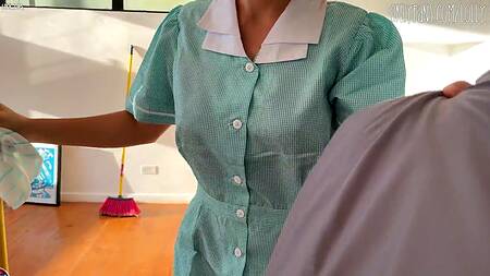 Не понимающая по-русски грудастая горничная решила что босс хочет секса