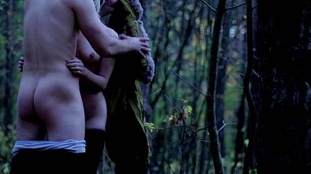 Влюбленная русская парочка резво ебется раком посреди леса ради камшота на сиськи
