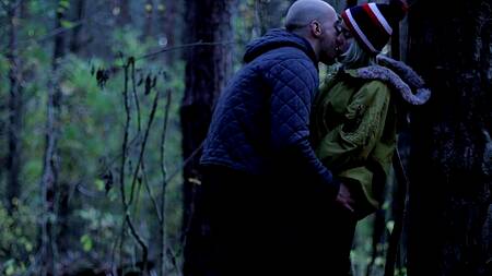 Влюбленная русская парочка резво ебется раком посреди леса ради камшота на сиськи