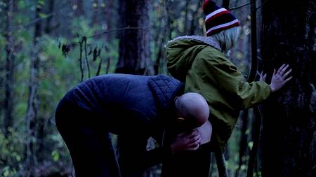 Влюбленная русская парочка резво ебется раком посреди леса ради камшота на сиськи