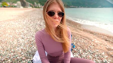 Красивая телочка побаловала давнего женатого друга узким аналом и розовой киской