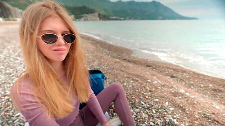 Красивая телочка побаловала давнего женатого друга узким аналом и розовой киской