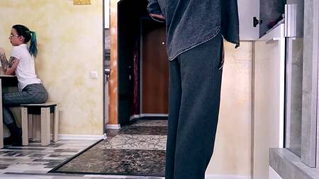 Оттрахал по очереди двух миленьких сестричек с глубокими глотками в рот