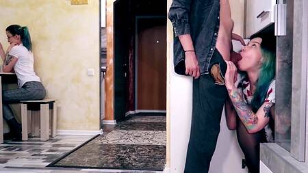 Оттрахал по очереди двух миленьких сестричек с глубокими глотками в рот