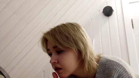 Первое домашнее порно молоденькой блондинки с классной жопой не умеющей сосать