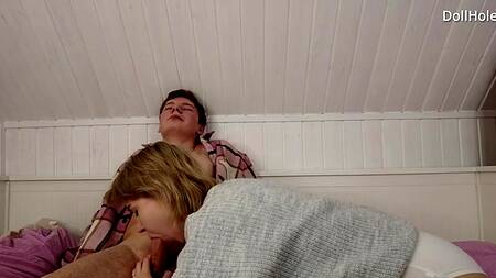 Первое домашнее порно молоденькой блондинки с классной жопой не умеющей сосать