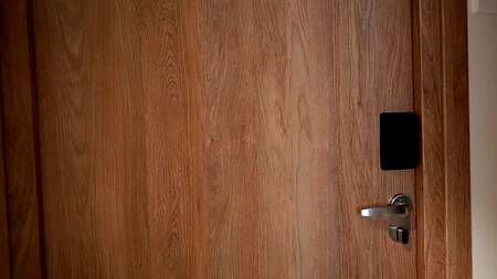 Заплатил кудрявой горничной за уборку и глубокий минет с окончанием в рот