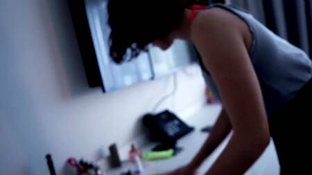 Заплатил кудрявой горничной за уборку и глубокий минет с окончанием в рот