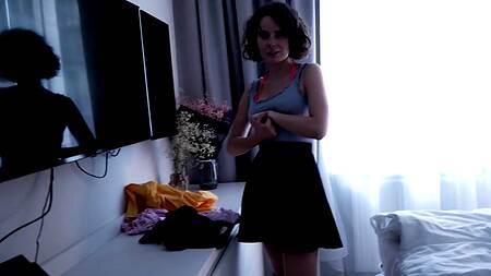 Заплатил кудрявой горничной за уборку и глубокий минет с окончанием в рот