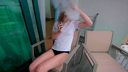 Пристроил член в киску сексуальной соседки пока она болтала по телефону с бойфрендом