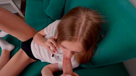 Пристроил член в киску сексуальной соседки пока она болтала по телефону с бойфрендом