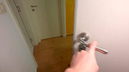 Пристроил член в киску сексуальной соседки пока она болтала по телефону с бойфрендом