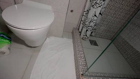 Пристроил член в киску сексуальной соседки пока она болтала по телефону с бойфрендом