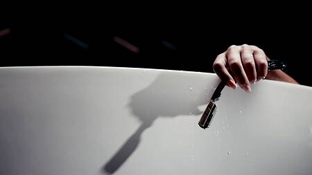 Первоклассная красотка оседлала большой член психолога борясь с одиночеством