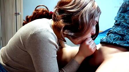 Случайно накончал в ротик неопытной подружке, которая училась сосать