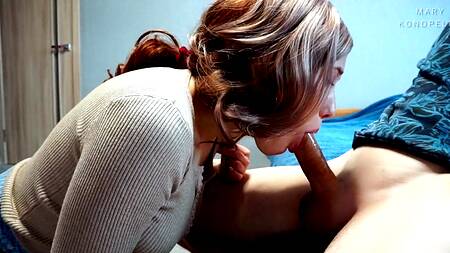 Случайно накончал в ротик неопытной подружке, которая училась сосать