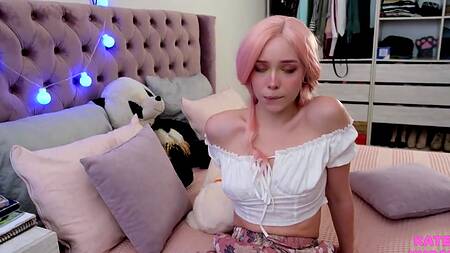 Красивая девушка в сетчатых чулках узкой щелкой уселась на внушительный член