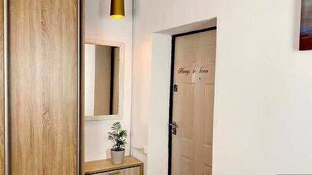 Худенькая шлюшка разводит на секс друзей мужа, а затем ублажает и его