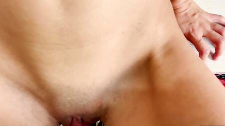 Худенькая шлюшка разводит на секс друзей мужа, а затем ублажает и его