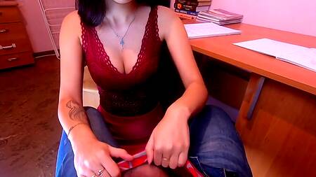 Бесстыжая брюнетка взяла в рот и киску член родного брата, чтобы отомстить бойфренду