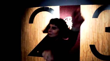 Кучерявая шалунья хочет жаркого завершения прогулки с кремпаем в бритую письку