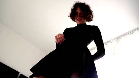 Кучерявая шалунья хочет жаркого завершения прогулки с кремпаем в бритую письку