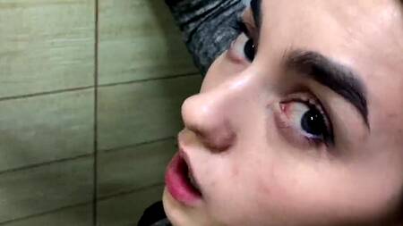 Секс в туалете торгового центра закончился полным ртом спермы у миленькой брюнетки