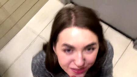 Секс в туалете торгового центра закончился полным ртом спермы у миленькой брюнетки