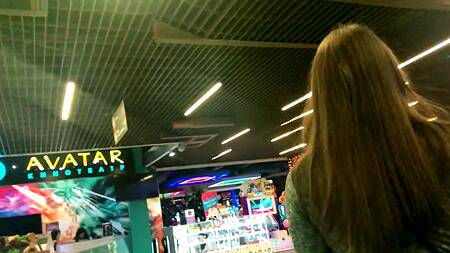 Секс в туалете торгового центра закончился полным ртом спермы у миленькой брюнетки