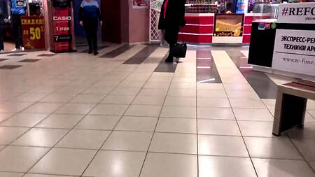 Секс в туалете торгового центра закончился полным ртом спермы у миленькой брюнетки