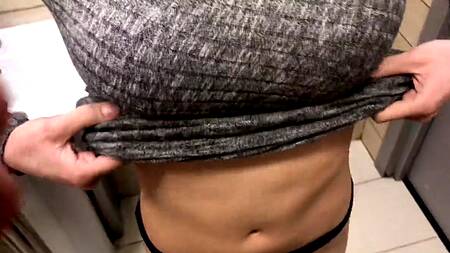 Секс в туалете торгового центра закончился полным ртом спермы у миленькой брюнетки