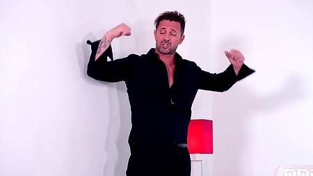 Ненасытную брюнетку жестко отодрали тремя большими членами в каждую дырку