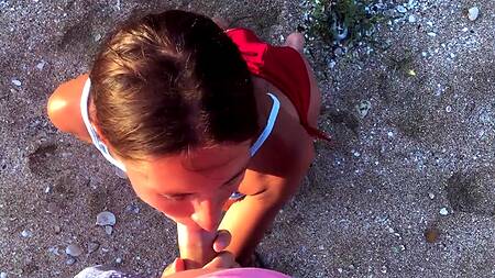 Везучий пикапер оттрахал загорелую красотку раком на пляже, обкончав ее лицо