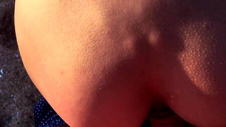 Везучий пикапер оттрахал загорелую красотку раком на пляже, обкончав ее лицо