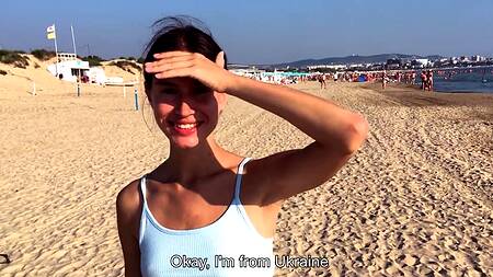 Везучий пикапер оттрахал загорелую красотку раком на пляже, обкончав ее лицо