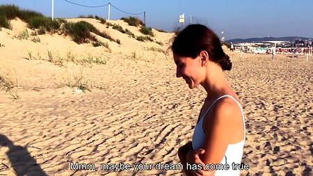 Везучий пикапер оттрахал загорелую красотку раком на пляже, обкончав ее лицо