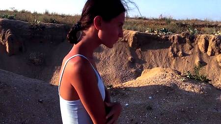 Везучий пикапер оттрахал загорелую красотку раком на пляже, обкончав ее лицо