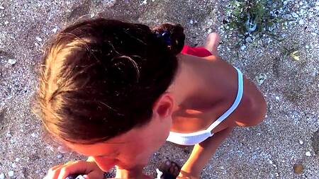 Везучий пикапер оттрахал загорелую красотку раком на пляже, обкончав ее лицо