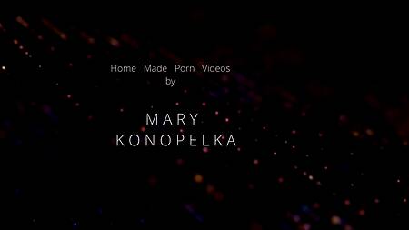 Молодая шлюшка сосет здоровенный член одновременно болтая с бойфрендом по телефону