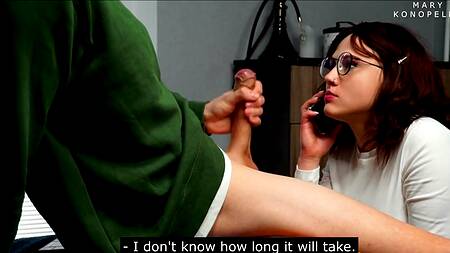 Молодая шлюшка сосет здоровенный член одновременно болтая с бойфрендом по телефону