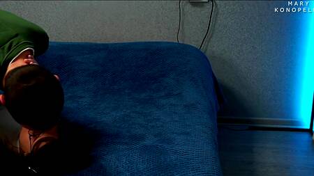 Молодая шлюшка сосет здоровенный член одновременно болтая с бойфрендом по телефону