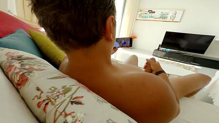 Воспользовался ртом и киской развратной мачехи, которая против мастурбации