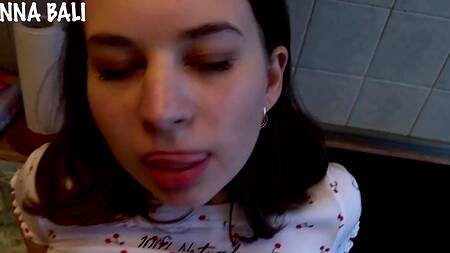 Заткнул шлюховатой сестричке с красивыми сиськами рот и скормил всю сперму