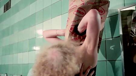 Сексуальные похождения ретро красотки с большими сиськами и ее первая оргия